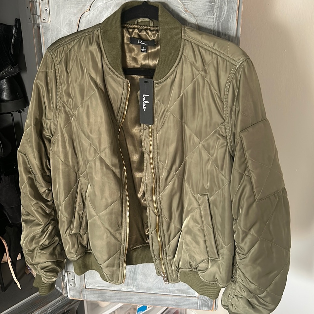 New army green bomber jacket. Never worn!